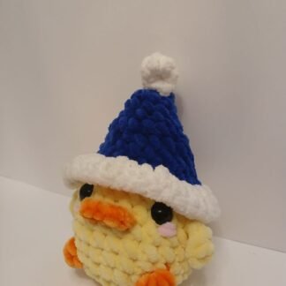 Patinho de croché com o chapéu de Pai Natal azul