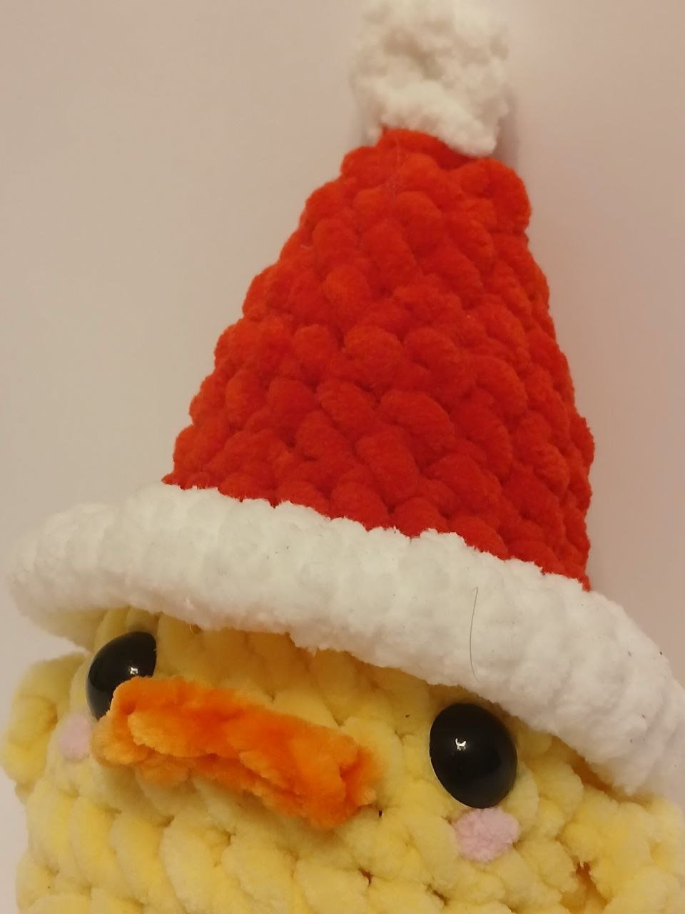 Patinho de croché com o chapéu de Pai Natal vermelho. — изображение 7