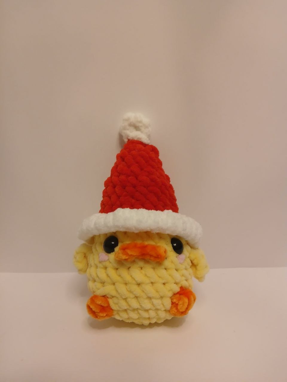 Patinho de croché com o chapéu de Pai Natal vermelho. — изображение 6