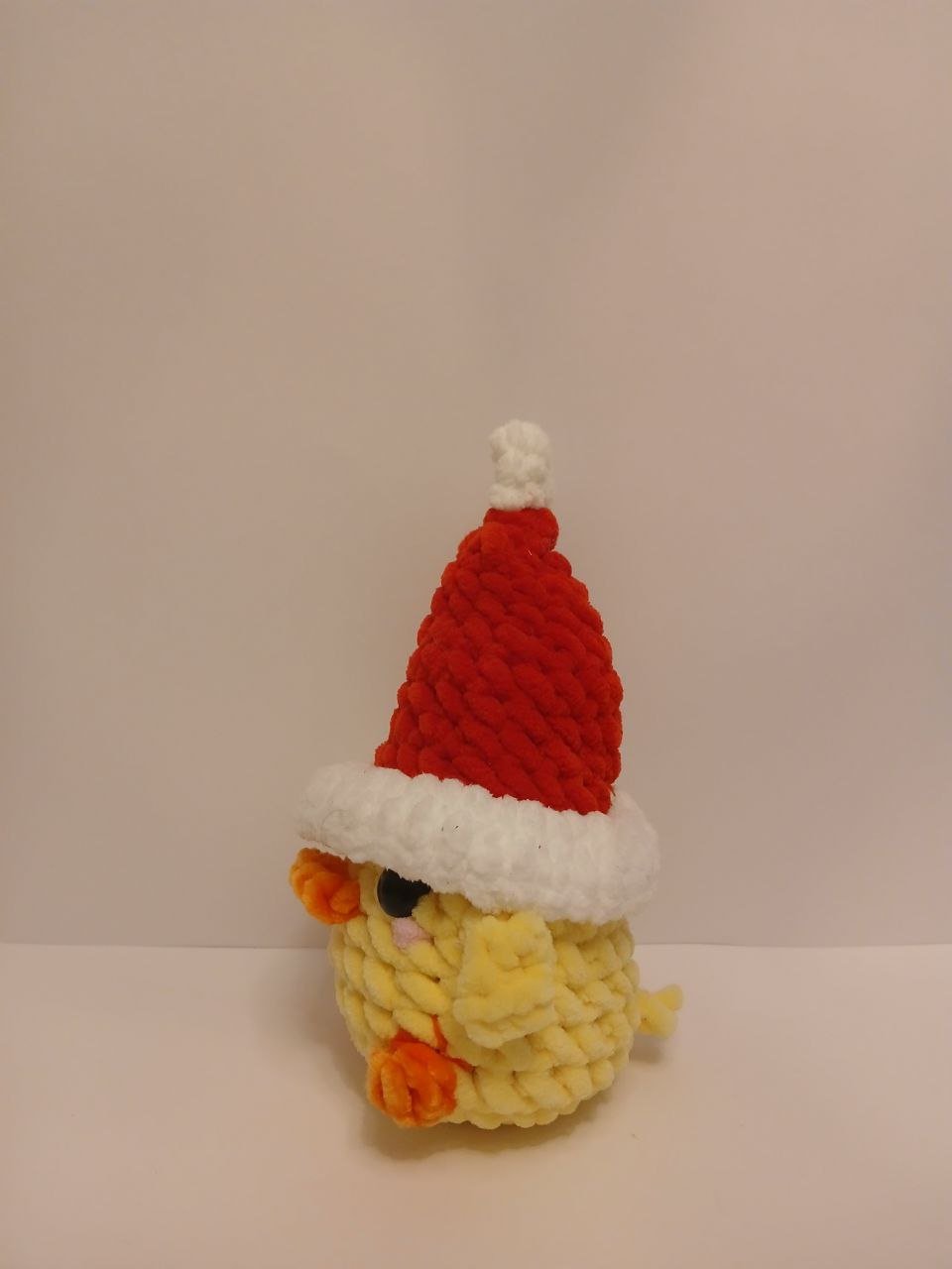 Patinho de croché com o chapéu de Pai Natal vermelho. — изображение 5