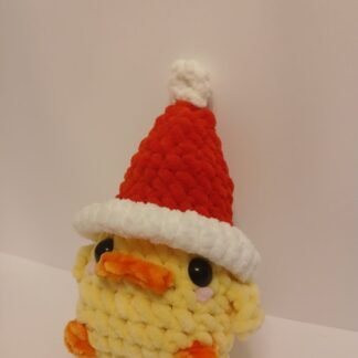Patinho de croché com o chapéu de Pai Natal vermelho.