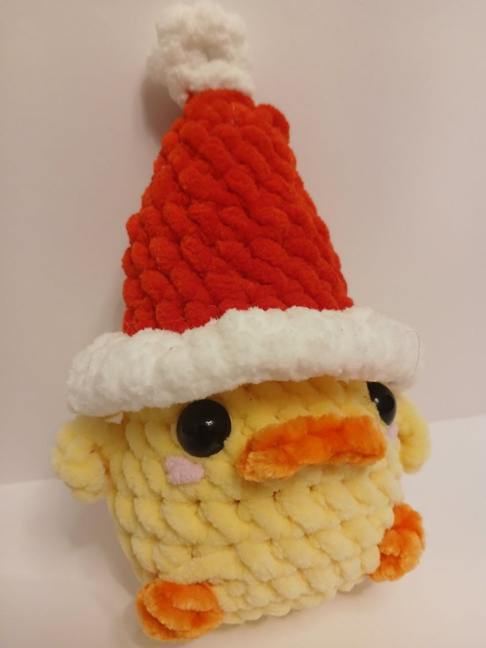 Patinho de croché com o chapéu de Pai Natal vermelho. — изображение 2