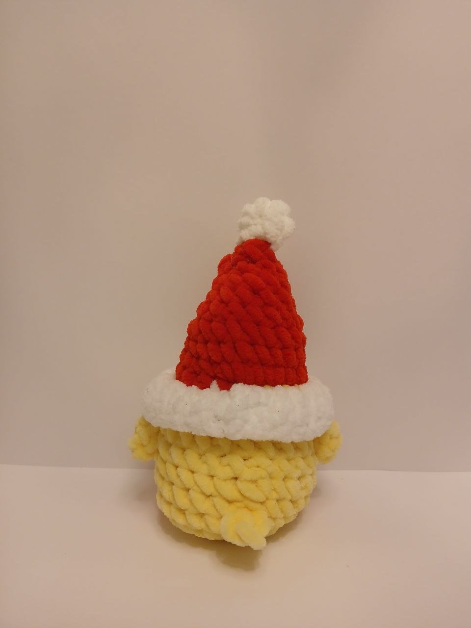 Patinho de croché com o chapéu de Pai Natal vermelho. — изображение 3